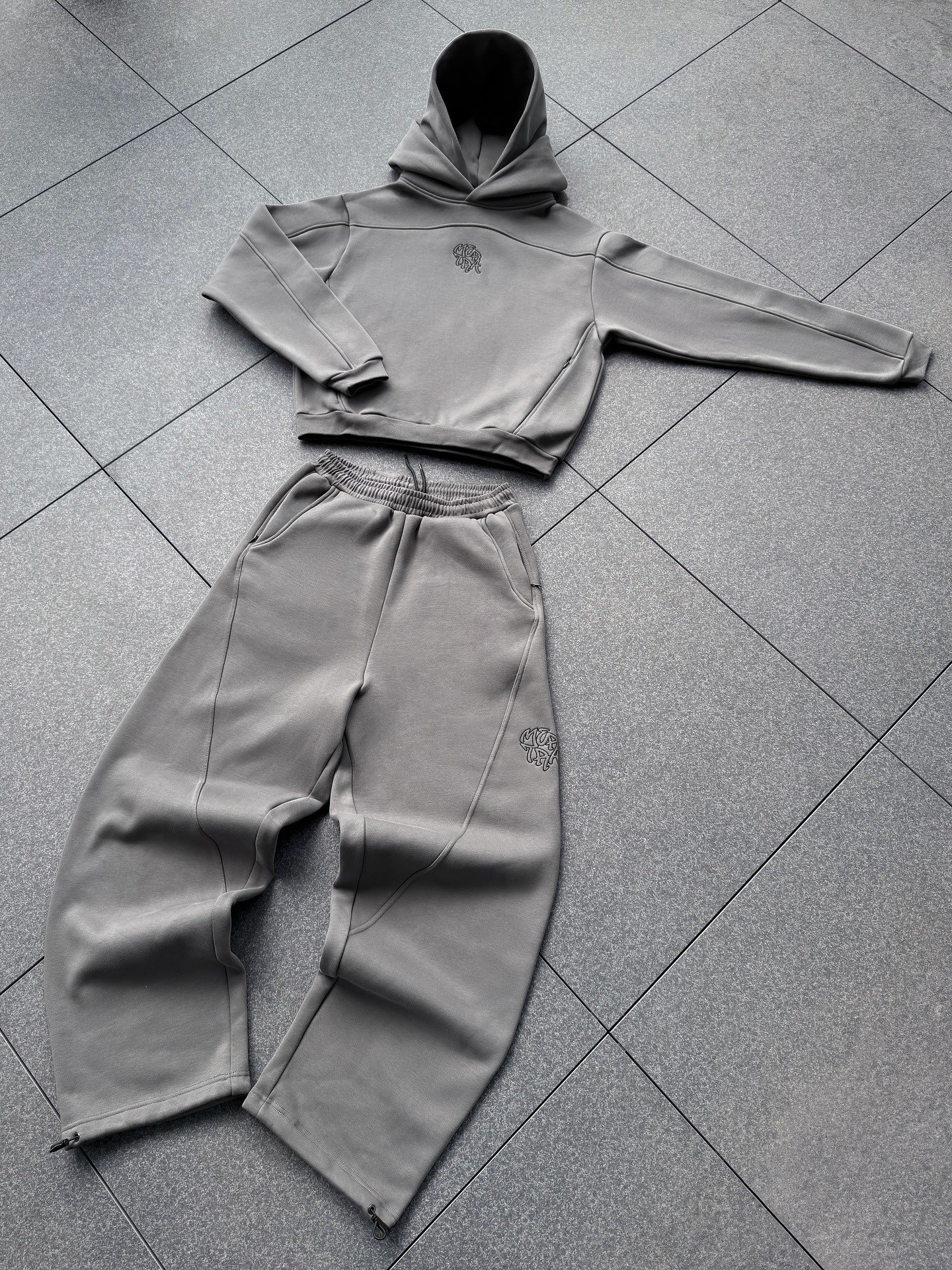 508677570_18038900636641675_1694742760300620748_n.jpg MERTRA BIGSTEP TRACKSUIT GREY - Image 1