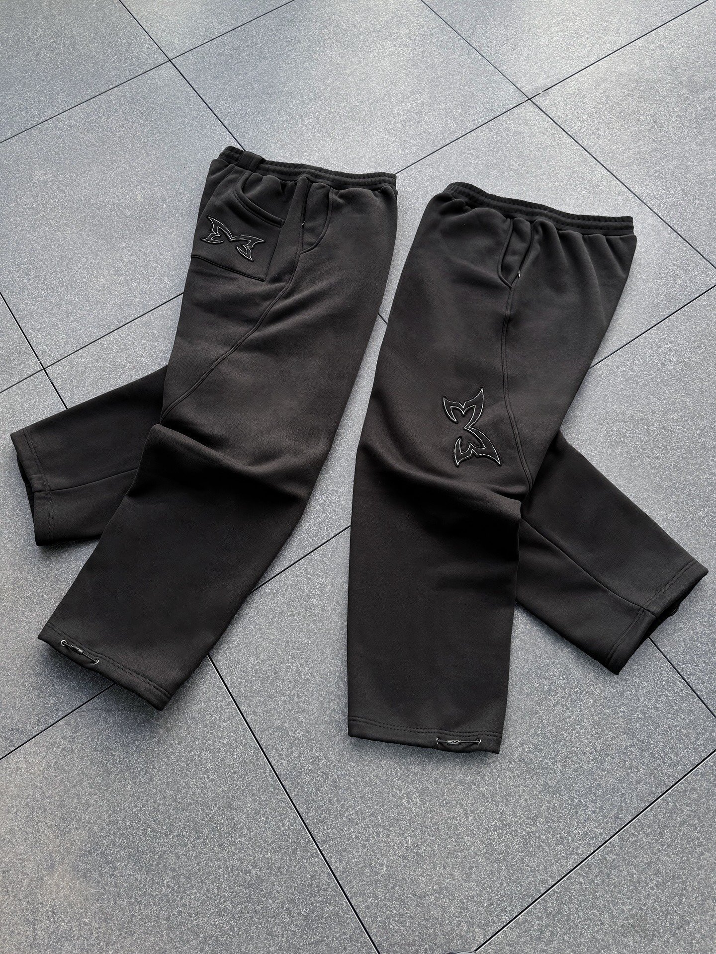 509870672_18038900669641675_747056967253469841_n.jpg MERTRA REVERSE BIGSTEP JOGGERS - Image 1